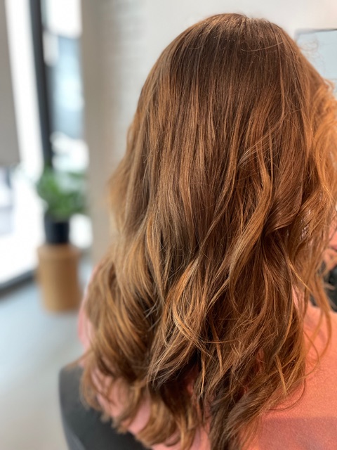 Balayage Glossing auf rot-braun-blondem Balayage Haar