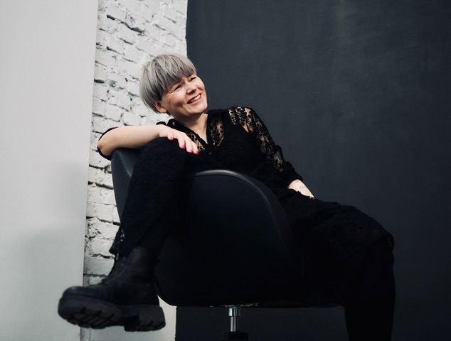 "Grey is my vibe" sagt Anja Kieselbach, Friseurin in Berlin Mitte