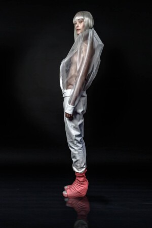 Photo: @Kuntergrau Kuntergrau (Tatjana Jule Schenk) Model: Charly von Mary von Megamodelagency Designer: URAN Styling: Modepflaster H&M: Anja Kieselbach - Hair | Make-up | Workshops
