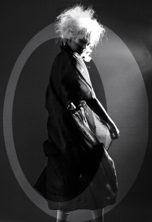 Photo: @Kuntergrau Kuntergrau (Tatjana Jule Schenk) Model: Charly von Mary von Megamodelagency Designer: URAN Styling: Modepflaster H&M: Anja Kieselbach - Hair | Make-up | Workshops