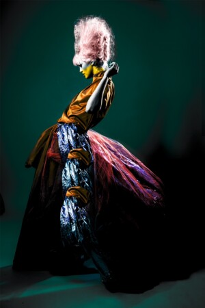 Photo: @Kuntergrau Kuntergrau (Tatjana Jule Schenk) Model: Charly von Mary von Megamodelagency Designer: URAN Styling: Modepflaster H&M: Anja Kieselbach - Hair | Make-up | Workshops