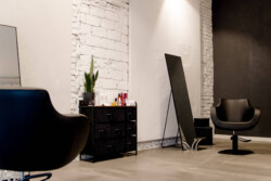 Friseur Berlin Mitte Anja Kieselbach Salon Blick nach innen 2 schwarze Ledersessel