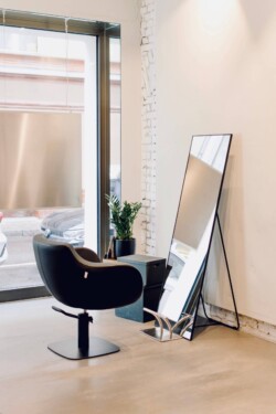 Friseur Berlin Mitte Anja Kieselbach Salon Frisiersessel am Fenster mit Blick auf die Straße