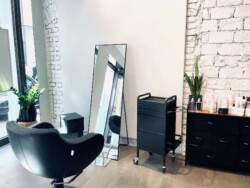 Friseur Berlin Mitte Anja Kieselbach Salon Frisiersessel am Fenster Blick geht auf einen großen Spiegel an der Wand
