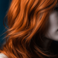 Nahaufnahme eines Frauenkopfes mit orangenem Haar